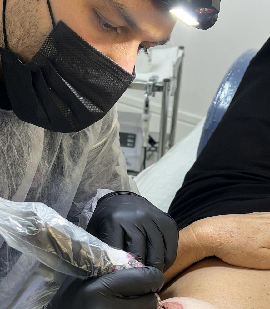 Sessão de tatuagem paramédica em andamento